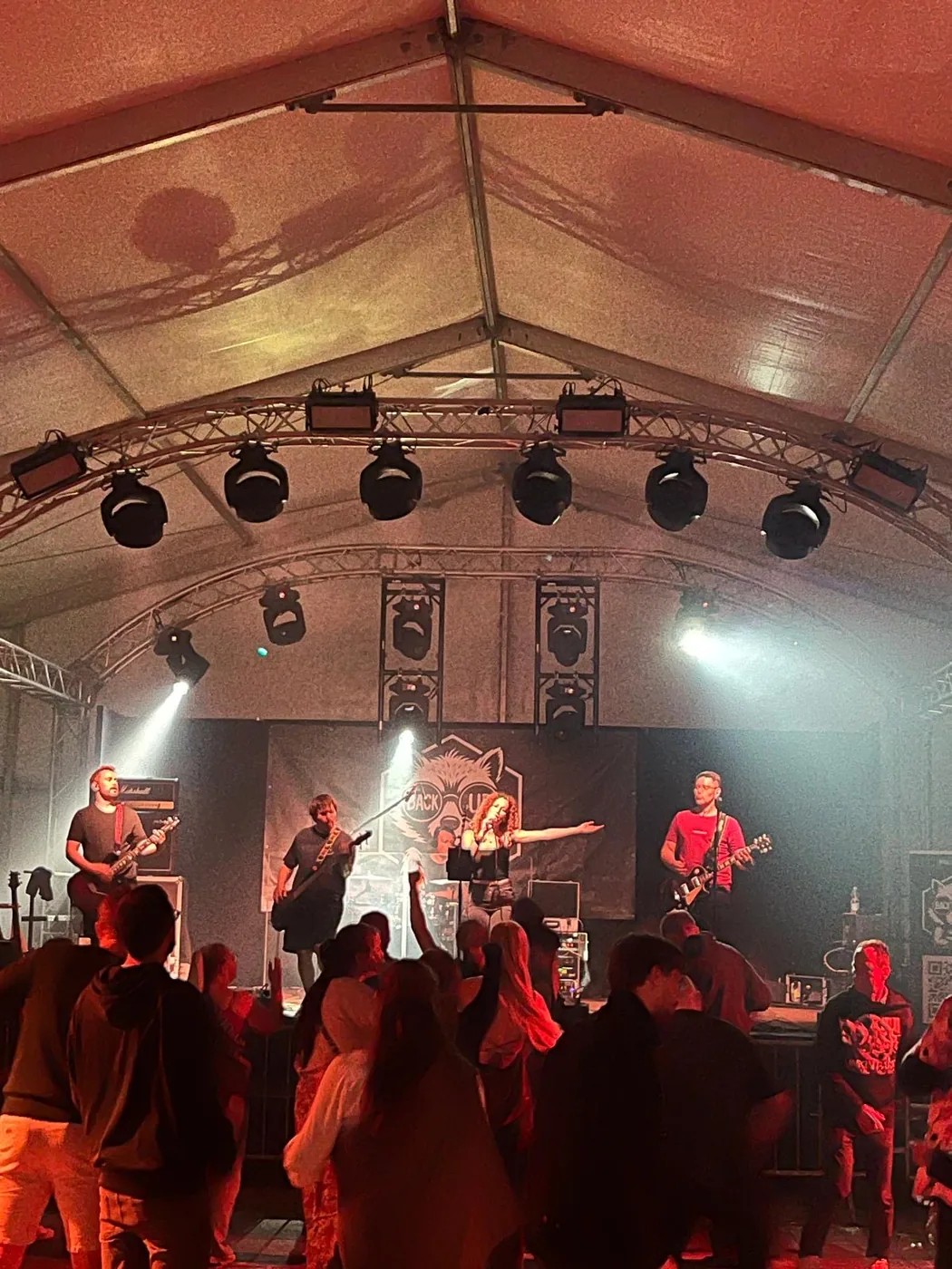 Bühne und Publikum bei einem BackUp-Konzert